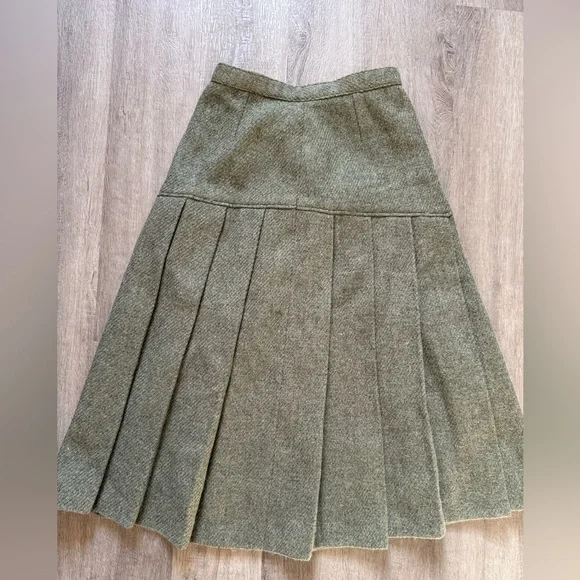 Elegant Green Pleated Skirt - Picture 5 of 13